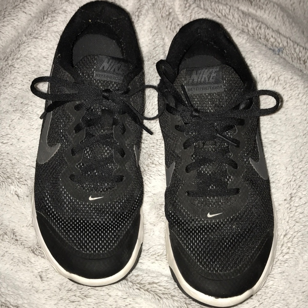 Black nike running shoes